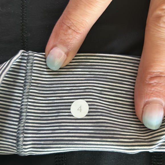 Lululemon Shorts 2.5” Black with Grey Size 4 - Picture 3 of 3